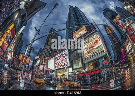 Times Square in der Dämmerung an einem regnerischen Tag in New York Stockfoto