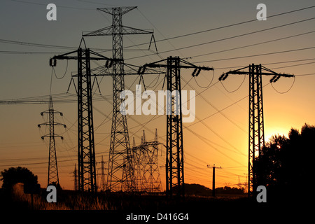 Hochspannungsleitung elektrische und Fernmeldeturm Stockfoto