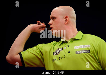 Exeter, UK. 28. Februar 2013. Michael van Gerwen in Aktion in seinem Match gegen Andy Hamilton in Runde vier der McCoys Premier League Darts in Westpoint Arena. Bildnachweis: Aktion Plus Sportbilder / Alamy Live News Stockfoto