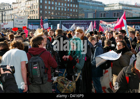 Kopenhagen, Dänemark. 28. Februar 2013. Studenten aus ganz Dänemark zeigen auf dem Rathausplatz in Kopenhagen gegen die Regierung angekündigten Änderungen und Kürzungen auf die, in vielerlei Hinsicht lukrativsten staatliche Bildung zu gewähren. Kundgebung vor die Prozession in Richtung Schloss Christiansborg Palace Square beginnt... Bildnachweis: Niels Quist / Alamy Live News Stockfoto