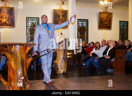 Glen David Andrews singen Gospel-Songs in St. Augustinerkirche in Treme District von New Orleans. Stockfoto