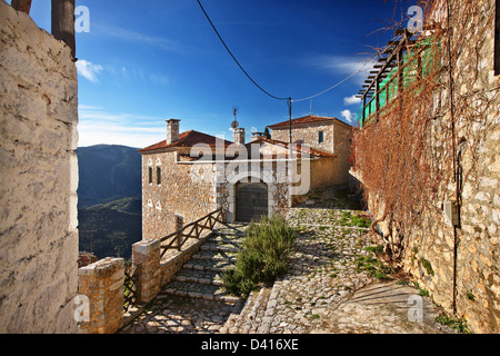 Schöne Gasse in Arachova, der beliebteste Wintersportort in Griechenland, Berg Parnassos, Viotia., Zentralgriechenland. Stockfoto