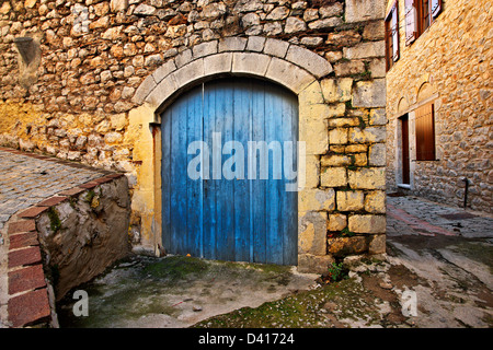 Schöne Gasse in Arachova, der beliebteste Wintersportort in Griechenland, Berg Parnassos, Viotia., Zentralgriechenland. Stockfoto