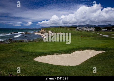 Pristine erhöhten Golfplatz Green und Bunker mit Blick auf den Pazifischen Ozean im Ritz Carlton, Half Moon Bay, Kalifornien, USA, tief blauen Himmel Hintergrund Stockfoto