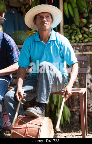 Ngobe Bugle indischen Mann spielt eine Trommel am Festival De La Naranja in Panama. Stockfoto