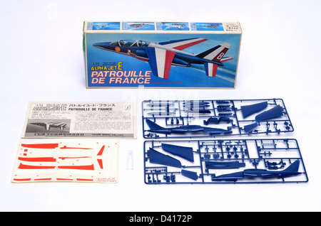 Fujimi 1/72 Skala Alpha Jet Modell Flugzeug Bau Kit Box und Teile auf weißem Hintergrund Stockfoto