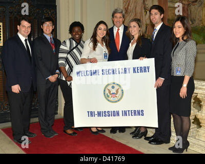 US-Außenminister John Kerry posiert mit Personal und Familien von Tri-Mission Rom 28. Februar 2013 in Rom, Italien. Kerry ist auf einer 11-tägigen Reise, seine erste als Staatssekretär stoppen in London, Berlin, Paris, Rom, Ankara, Kairo, Riad, Abu Dhabi und Doha. Stockfoto