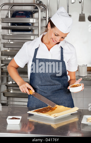 Frau Koch bereitet Schokolade Roll Stockfoto