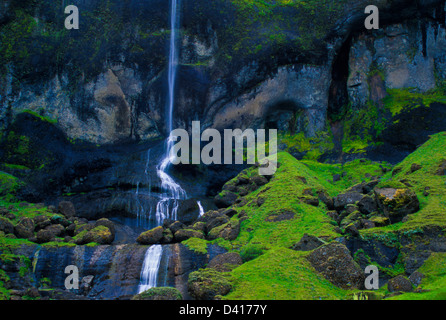 Foss eine Sidu Wasserfälle mit Schattierungen von Grün, östlich von Kirkjubaejarklauster im südlichen Island, Europa, fließenden Bergbach Boden Moos Nahaufnahme Stockfoto