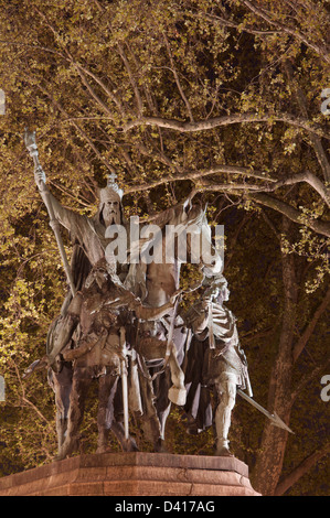 Diese Bronzestatue von Karl der große, auch bekannt als Karl der große, befindet sich vor der Kathedrale Notre Dame in Paris. Beleuchtet bei Nacht. Frankreich. Stockfoto