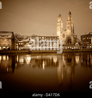 Grossmünster am Fluss Limmat. , Limmatquai, Dämmerung, Zürich Stockfoto