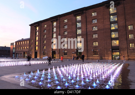 Die Wasserfontänen vor Central St. Martins School of Art in Granary Square, auf des Königs Cross Estate, London NC1, UK Stockfoto