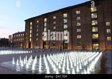 Die Wasserfontänen vor Central St. Martins School of Art in Granary Square, auf des Königs Cross Estate, London NC1, UK Stockfoto