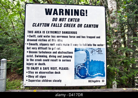 Ein Schild Warnung des Risikos von rauhem Wasser und ertrinken, Clayton Falls Creek in der Nähe von Bella Coola, Britisch-Kolumbien, Kanada. Stockfoto