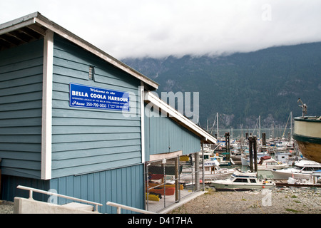 Die Pacific Marina und den Hafen an der Mündung des Flusses Bella Coola, an der zentralen Küste von British Columbia, Kanada. Stockfoto