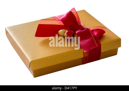 Isolierte gold farbigen Karton Geschenk-Box auf weißem Hintergrund mit roter Schleife und Dekorationen Stockfoto