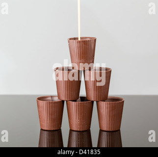 Stapel von Schokolade Shot Gläser in Pyramide mit irischer Sahne gegossen in top Stockfoto