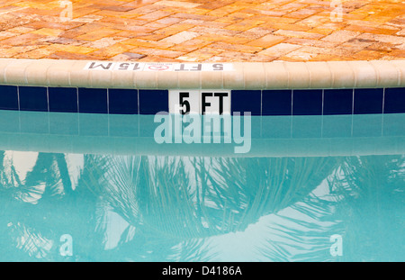 Schild mit 5 ft Tiefe am Rand des blauen Swimmingpool mit kein Tauchen Stockfoto