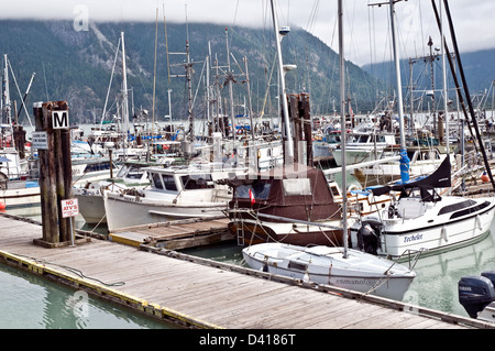 Angeln, Boote und Segelboote im Yachthafen an der Mündung des Bella Coola River, an der British Columbias Zentralküste. Stockfoto