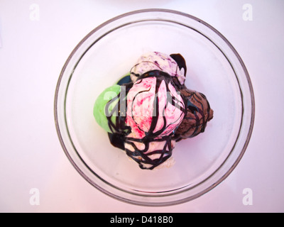 Eis mit Schokolade in ein Glas Schüssel Draufsicht isoliert auf weiss Stockfoto