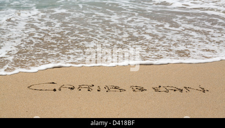 Karibische Worte geschrieben in Sand am Strand vom Meer in St. Thomas Stockfoto