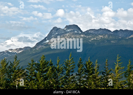 Ein Blick auf Hagens Peak in den Coast Mountains, gesehen von der Bella Coola Valley in der Nähe von Hagensborg, British Columbia, Kanada. Stockfoto