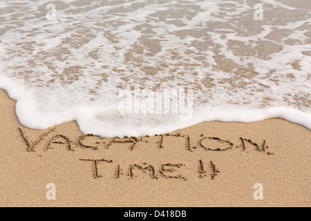 Urlaub mal Worte geschrieben in Sand am Strand vom Meer in Karibik Stockfoto