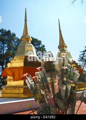 Ein paar goldene Pagoden in Phra, dass Doi Tung Tempel, Provinz Chiang Rai, Thailand Stockfoto