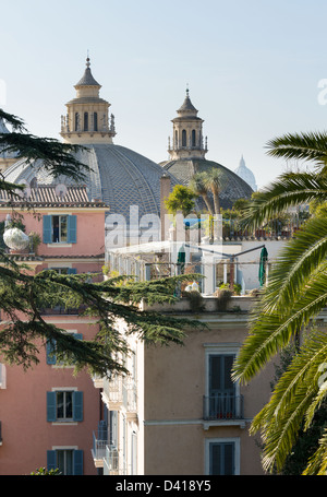 Twin-Dächer der Kirchen auf der Piazza del Popolo über die Dächer von Rom Stockfoto