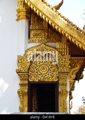 Goldenes Holz Schnitzerei Eingangstor, Wat Phrathat Chomkitti Tempel in Chiang Rai, Thailand. Stockfoto