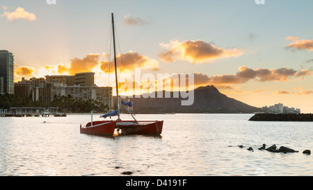 Sonnenaufgang am frühen Morgen bei Tagesanbruch beleuchtet Wolken auf Diamond Head und Waikiki Beach Fläche von Oahu in Hawaii Stockfoto