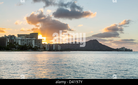 Sonnenaufgang am frühen Morgen bei Tagesanbruch beleuchtet Wolken auf Diamond Head und Waikiki Beach Fläche von Oahu in Hawaii Stockfoto