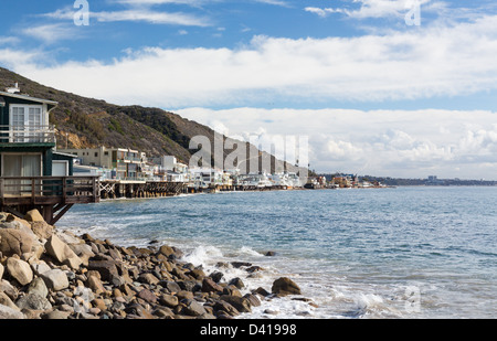 Moderne Häuser Überhang Meer und Wellen in Malibu, Kalifornien Stockfoto