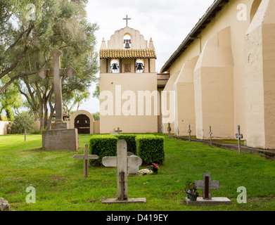 Mission Santa Ines in California außen an sonnigen Tag mit Wolken Stockfoto