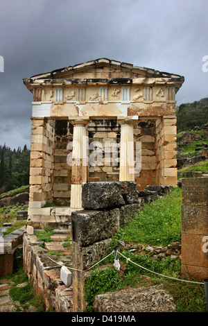 Die Schatzkammer der Athener im alten Delphi, 'Nabel' der alten Welt, Fokida, Zentralgriechenland. Stockfoto