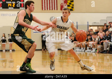 28. Februar 2013: Oakdales Wache Clay Connor (10) fördert den Ball nach unten Gericht während Maryland Zustand 2A West regionale Viertel Finale jungen Basketball Playoffs. Das Oakdale Team besiegte Jahrhunderts 50-36, zu gelangen. Stockfoto