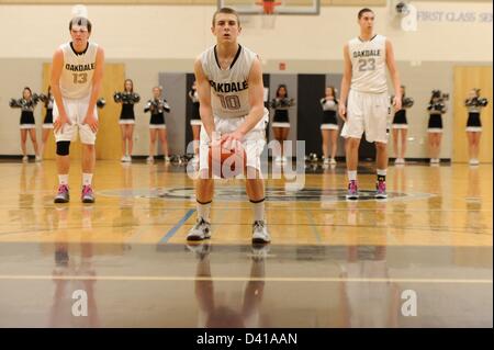 28. Februar 2013: Oakdales bewachen Clay Connor (10) Versuche, Freiwürfe traf nach während Maryland Zustand 2A West regional Viertelfinale jungen Basketball Playoffs gefoult wird. Das Oakdale Team besiegte Jahrhunderts 50-36, zu gelangen. Stockfoto