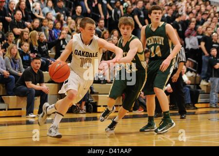 28. Februar 2013: Oakdales Wache Clay Connor (10) fördert den Ball nach unten Gericht während Maryland Zustand 2A West regionale Viertel Finale jungen Basketball Playoffs. Das Oakdale Team besiegte Jahrhunderts 50-36, zu gelangen. Stockfoto