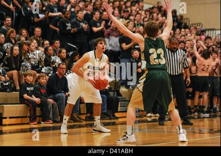 28. Februar 2013: Oakdale Wache Jonathan Hoyle (25) sieht von Jahrhunderts Chris Tan (23) passieren während Maryland Zustand 2A West regionale Viertel Finale jungen Basketball-Playoffs. Das Oakdale Team besiegte Jahrhunderts 50-36, zu gelangen. Stockfoto