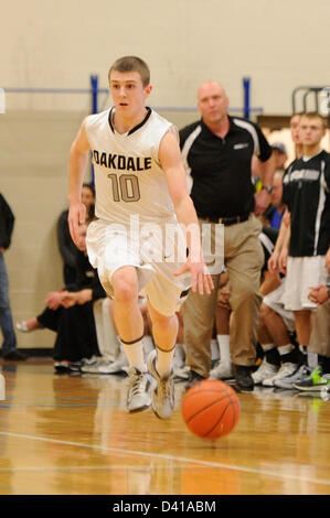 28. Februar 2013: Oakdales Wache Clay Connor (10) fördert den Ball nach unten Gericht während Maryland Zustand 2A West regionale Viertel Finale jungen Basketball Playoffs. Das Oakdale Team besiegte Jahrhunderts 50-36, zu gelangen. Stockfoto