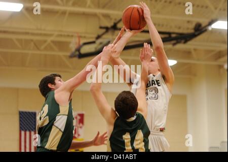 28. Februar 2013: Oakdales Wache Zach Thomas (23) versucht, einen Jumper während Maryland Zustand 2A West regionale Viertel Finale jungen Basketball Playoffs traf. Das Oakdale Team besiegte Jahrhunderts 50-36, zu gelangen. Stockfoto