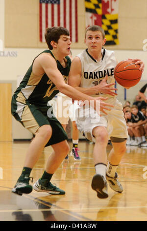 28. Februar 2013: Oakdales Wache Clay Connor (10) Schlachten einen Jahrhundert Verteidiger während Maryland Zustand 2A West regionale Viertel Finale jungen Basketball-Playoffs. Das Oakdale Team besiegte Jahrhunderts 50-36, zu gelangen. Stockfoto