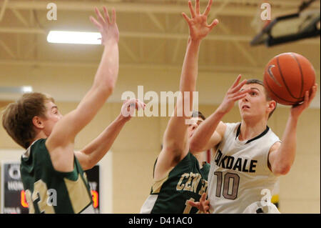 28. Februar 2013: Oakdales Wache Clay Connor (10) Schlachten Jahrhundert Verteidiger während Maryland Zustand 2A West regionale Viertel Finale jungen Basketball-Playoffs. Das Oakdale Team besiegte Jahrhunderts 50-36, zu gelangen. Stockfoto