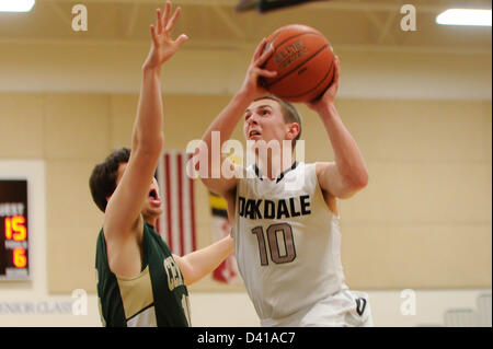 28. Februar 2013: Oakdales Wache Clay Connor (10) Schlachten Jahrhundert Verteidiger während Maryland Zustand 2A West regionale Viertel Finale jungen Basketball-Playoffs. Das Oakdale Team besiegte Jahrhunderts 50-36, zu gelangen. Stockfoto