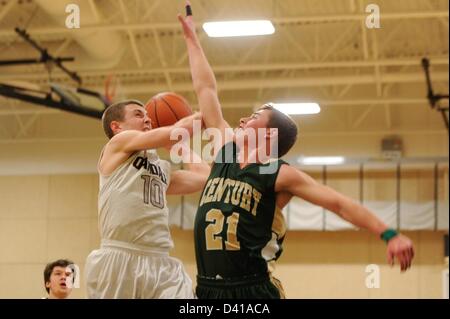 28. Februar 2013: Oakdales Wache Clay Connor (10) Schlachten Jahrhundert Billy Dickman (21) in Maryland state 2A West regionale Viertel Finale jungen Basketball-Playoffs. Das Oakdale Team besiegte Jahrhunderts 50-36, zu gelangen. Stockfoto