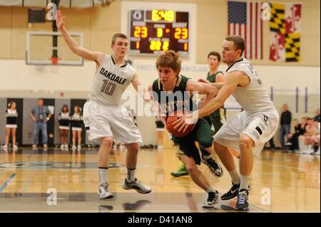 28. Februar 2013: Oakdale Guard Kevin Heine (33) Schlachten Jahrhundert Point guard Chris Tan (23) während Maryland Zustand 2A West regionale Viertel Finale jungen Basketball Playoffs. Das Oakdale Team besiegte Jahrhunderts 50-36, zu gelangen. Stockfoto