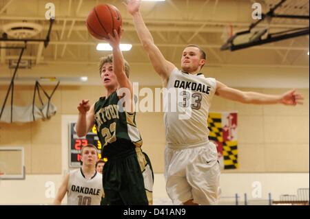 28. Februar 2013: Oakdale Guard Kevin Heine (33) Schlachten Jahrhundert Point guard Chris Tan (23) während Maryland Zustand 2A West regionale Viertel Finale jungen Basketball Playoffs. Das Oakdale Team besiegte Jahrhunderts 50-36, zu gelangen. Stockfoto