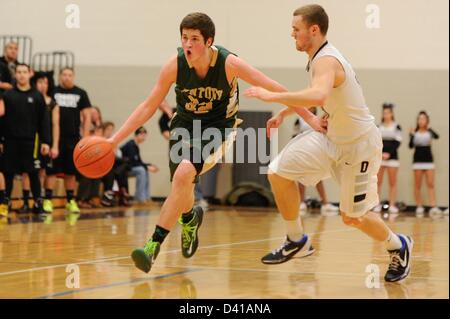 28. Februar 2013: Oakdale guard Kevin Heine (33) Schlachten Jahrhundert vorwärts Drew Clark (32) während Maryland Zustand 2A West regionale Viertel Finale jungen Basketball-Playoffs. Das Oakdale Team besiegte Jahrhunderts 50-36, zu gelangen. Stockfoto