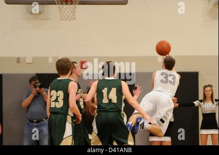 28. Februar 2013: Oakdale Guard Kevin Heine (33) trifft eine Layup während Maryland Zustand 2A West regional Viertelfinale jungen Basketball-Playoffs. Das Oakdale Team besiegte Jahrhunderts 50-36, zu gelangen. Stockfoto