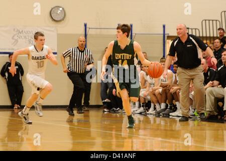 28. Februar 2013: Jahrhunderts Guard Kevin Steadman (14) geht der Ball durch das Gericht während Maryland Zustand 2A West regionale Viertel Finale jungen Basketball Playoffs. Das Oakdale Team besiegte Jahrhunderts 50-36, zu gelangen. Stockfoto